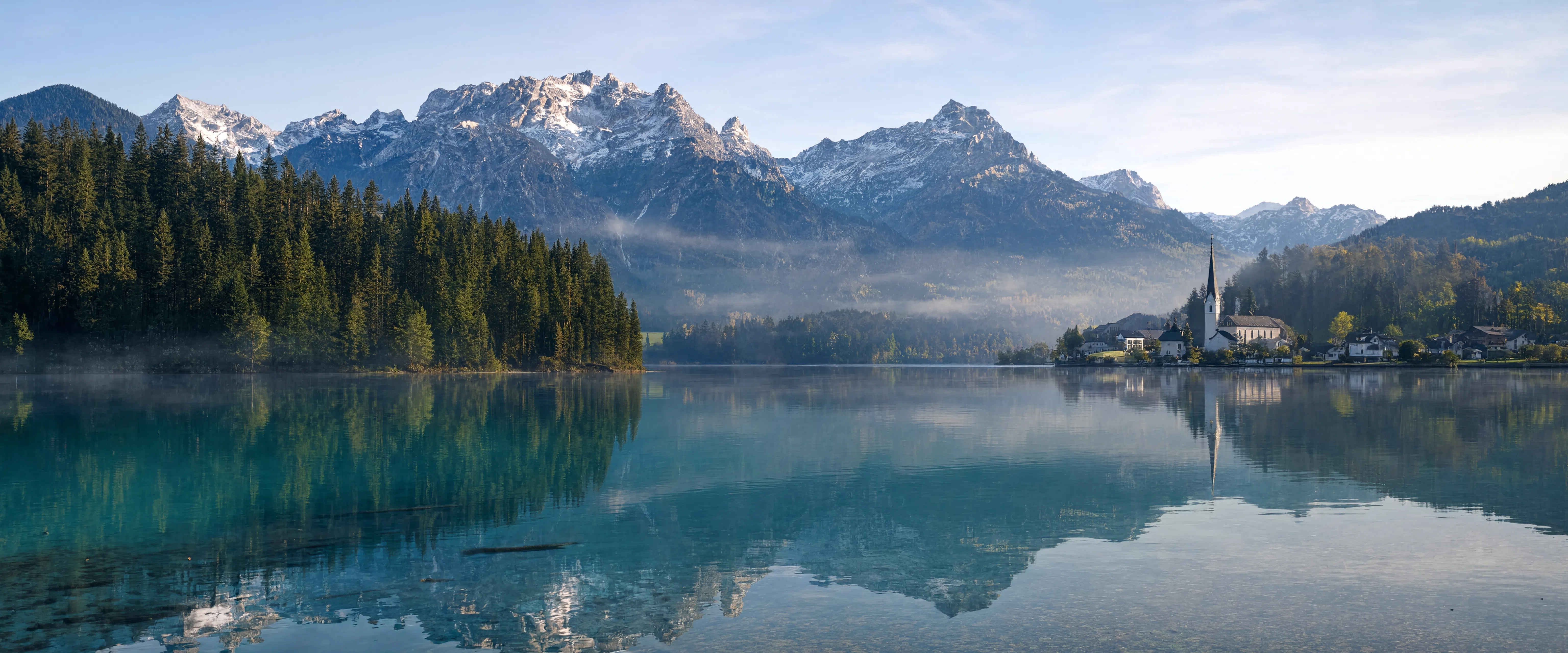 Panoramalandschaft der deutschen Alpen — weite Bergketten im Morgenlicht